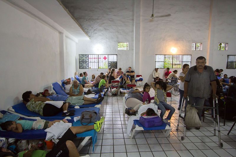 Evacuados descansan en un centro de acogida en Puerto Vallarta.