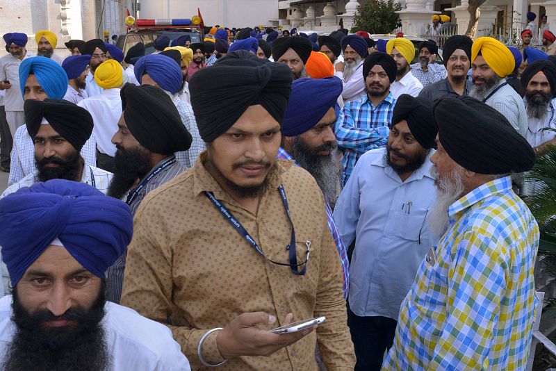 Un grupo de trabajadores se reúne en las calles de Amritsar