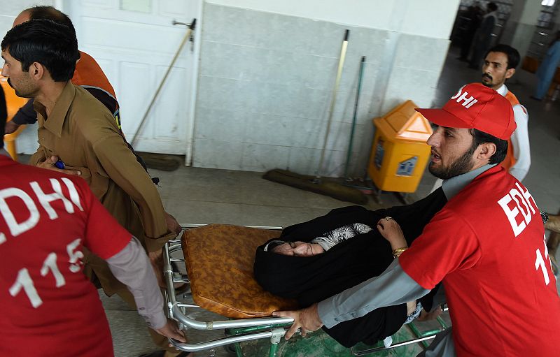 Una mujer herida es trasladada al hospital de Peshawar, en Pakistán