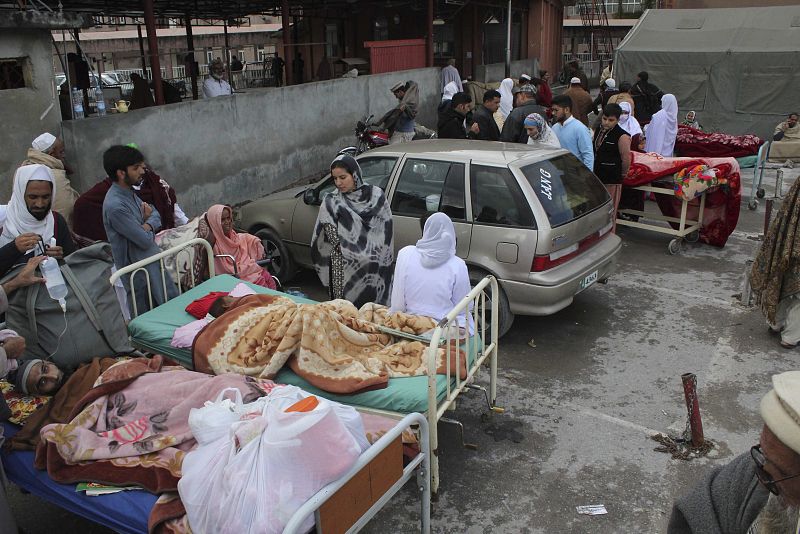 El aparcamiento del hospital de Abottabad, en Afganistán, donde varios heridos en el terremoto reciben atención médica