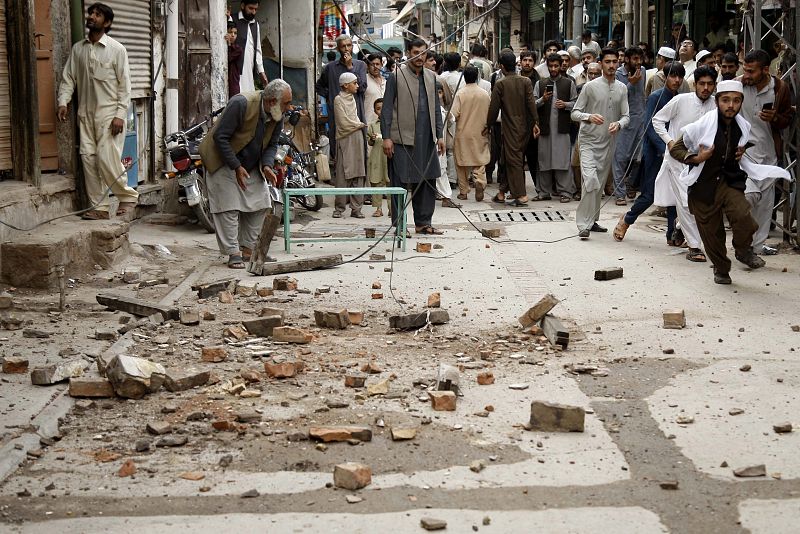 Cascotes en una calle de Peshawar, en Pakistán