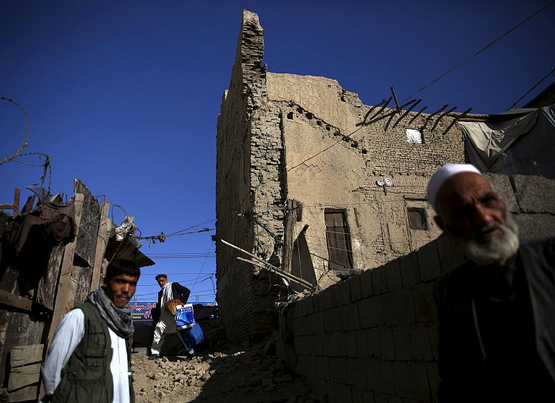Un hombre saca sus pertenencias de una casa parcialmente derruida en Kabul