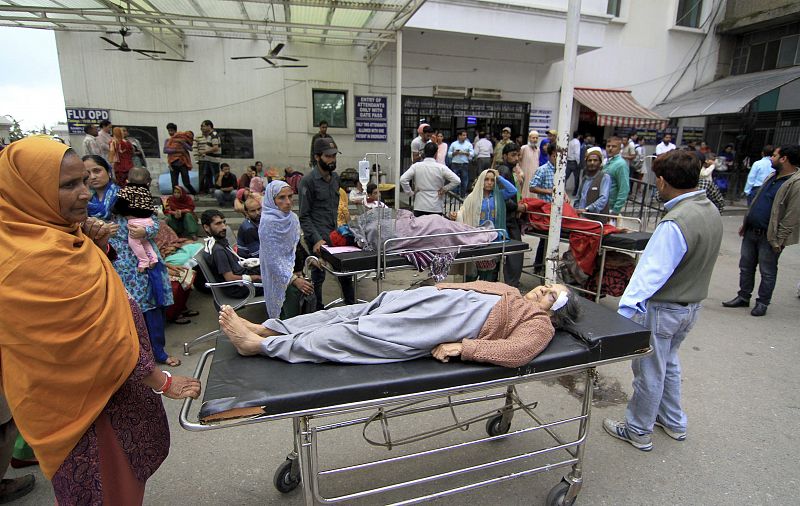 Varios heridos son atendidos a las puertas del hospital público universitario en Jamu, en la Cachemira india