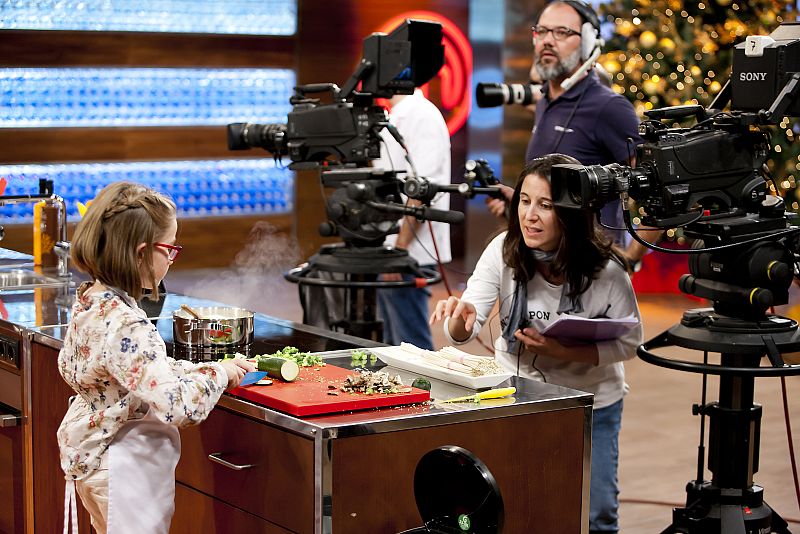 Los aspirantes cocinan y responden a los redactores