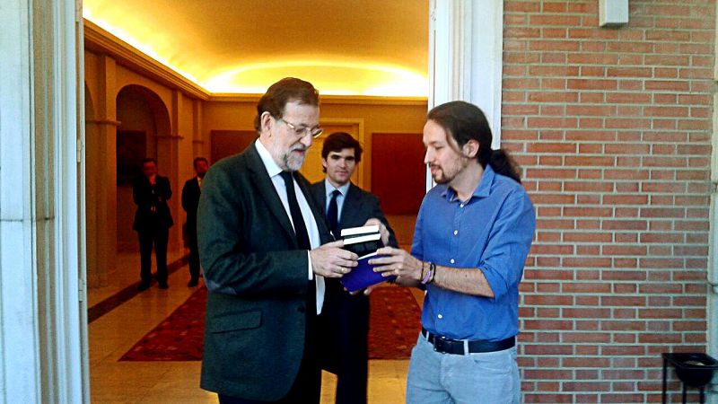 El líder de Podemos, entregando al presidente del Gobierno, Mariano Rajoy, tres libros, uno de ellos 'Juan de Mairena', de Antonio Machado.