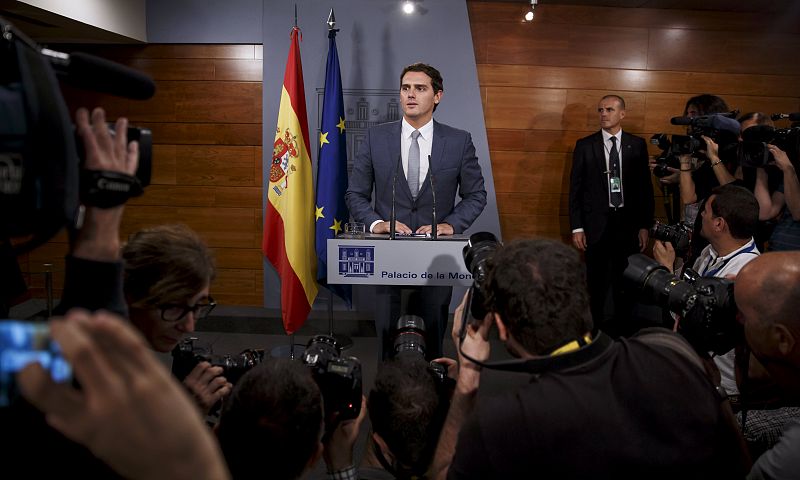 Albert Rivera, en la actualidad candidato a la Presidencia del Gobierno, ha tenido la ocasión de responder a los medios en el edificio sede del Ejecutivo.