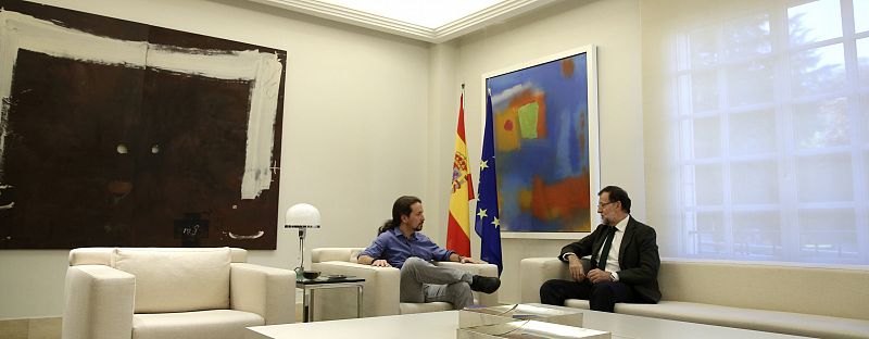 El presidente del Gobierno, Mariano Rajoy, ha recibido al líder de Podemos para contrastar sus posiciones ante la iniciativa independentista en Cataluña. Era la primera vez que ambos se reunían.