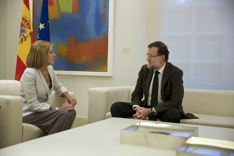 El presidente del Gobierno, durante el encuentro que ha mantenido en Moncloa con la secretaria general del Partido Popular, Maria Dolores Cospedal.