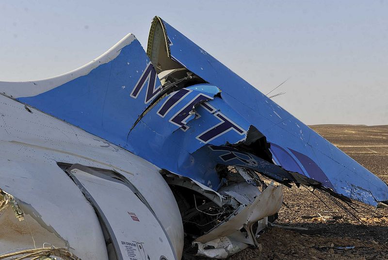 Restos del Airbus 321 estrellado en la península egipcia del Sinaí.