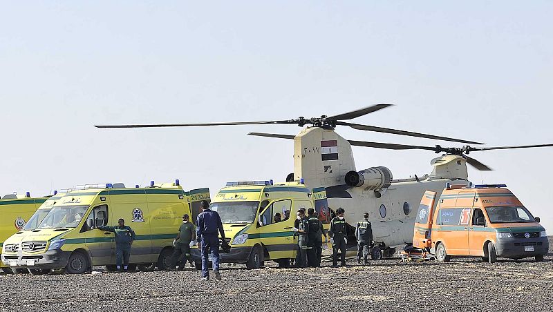 Soldados equipos y los equipos de rescate trasladan los cadáveres de las víctimas del accidente de avión.