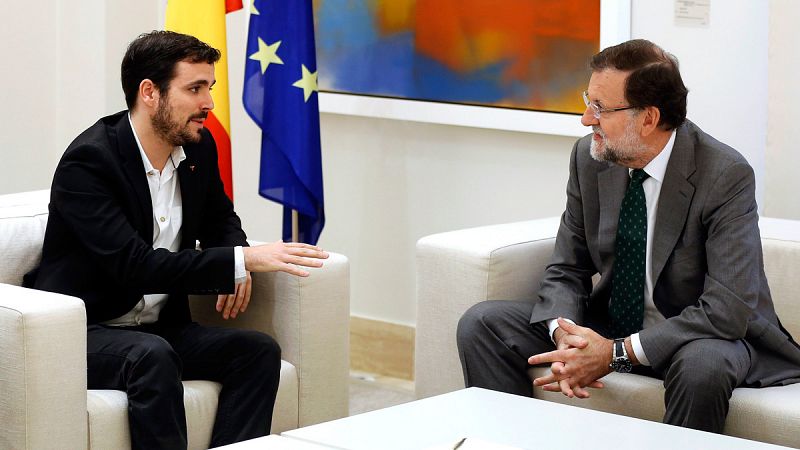 El presidente del Gobierno, Mariano Rajoy, conversa con el candidato de IU a la Presidencia del Gobierno, Alberto Garzón, durante su reunión en la Moncloa.