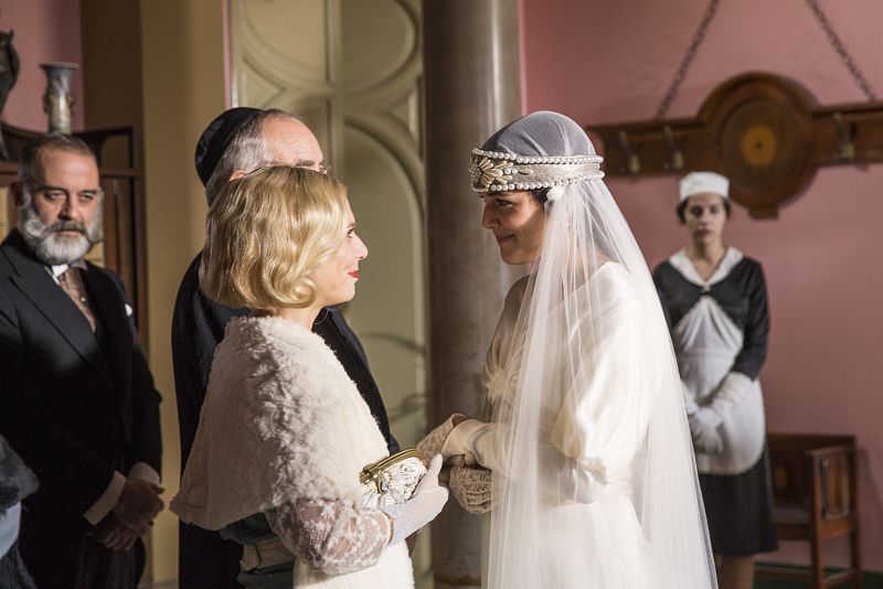 Adriana Ugarte y Rosa Boladeras en el día de la boda de 'Habitaciones cerradas'