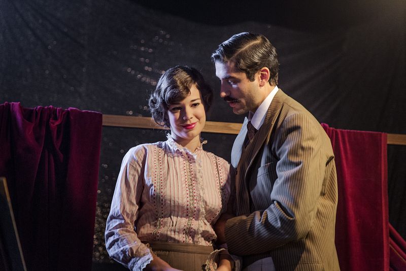 Álex García y Laia Costa en 'Habitaciones cerradas'