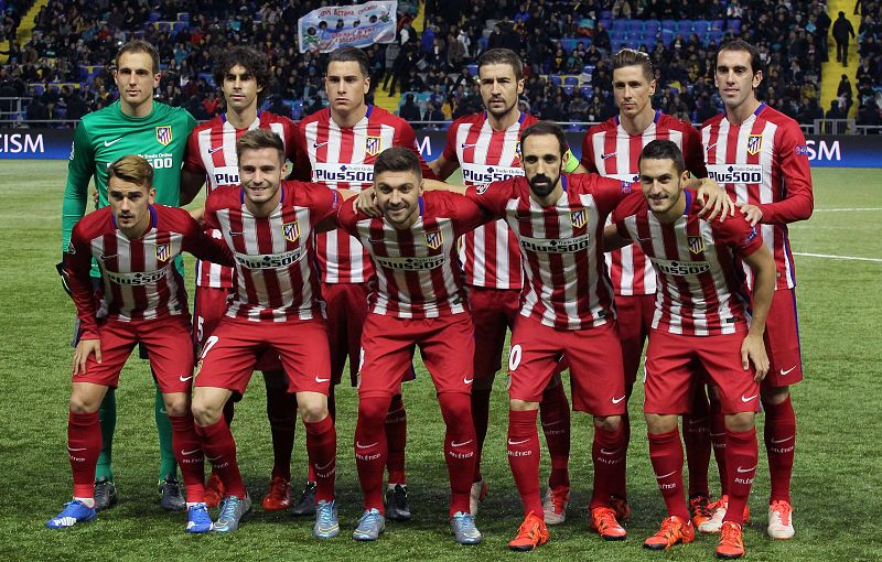 Foto de familia del equipo poco antes de comenzar el partido ante el Astana.