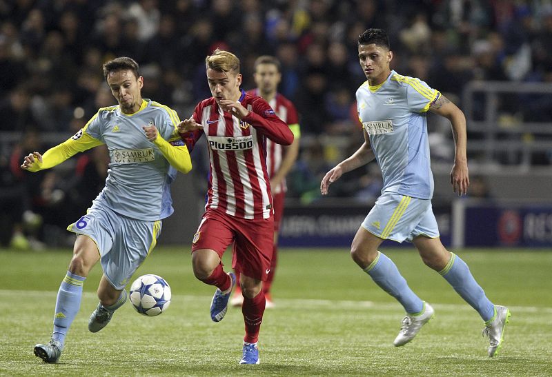 Griezmann lucha por el balón con Nemanja Maksimovic, del Astana.