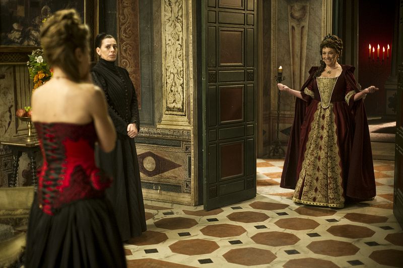 Olivia llega al Palacio de Santillana