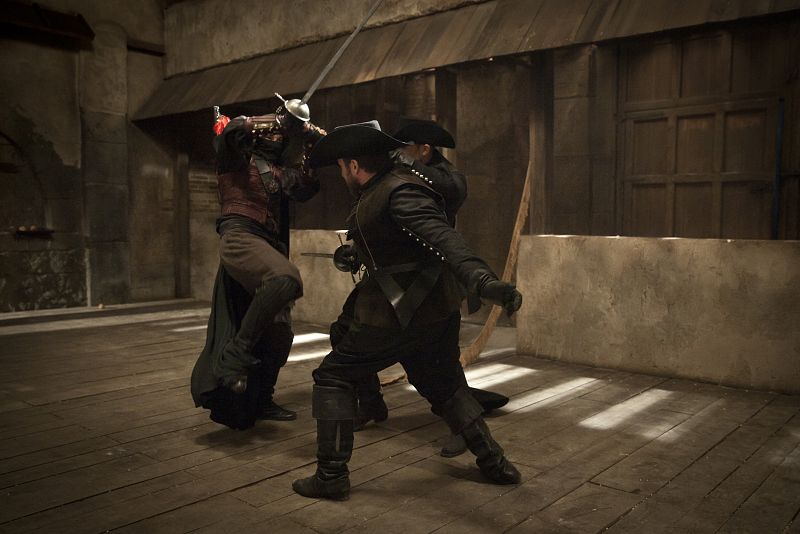 Gonzalo lucha contra los hombres del Comisario.