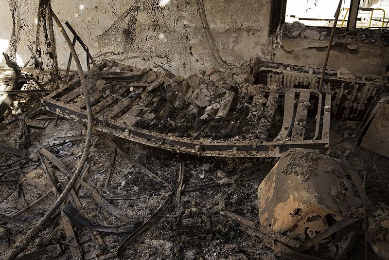 Restos de las estructuras de hierro de las camas en las ruinas del hospital