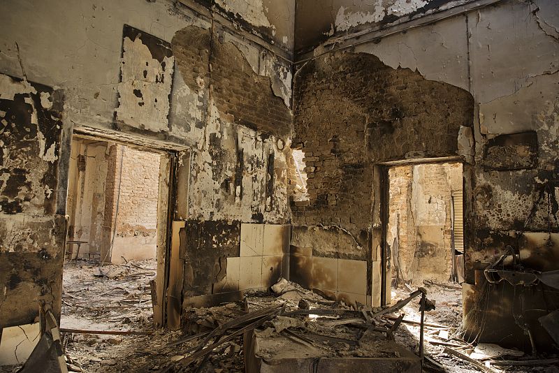 Equipamiento médico y una cama entre las cenizas