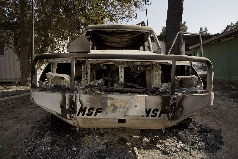 Uno de los vehículos de MSF, que ardió cuando estaba en el patio del complejo