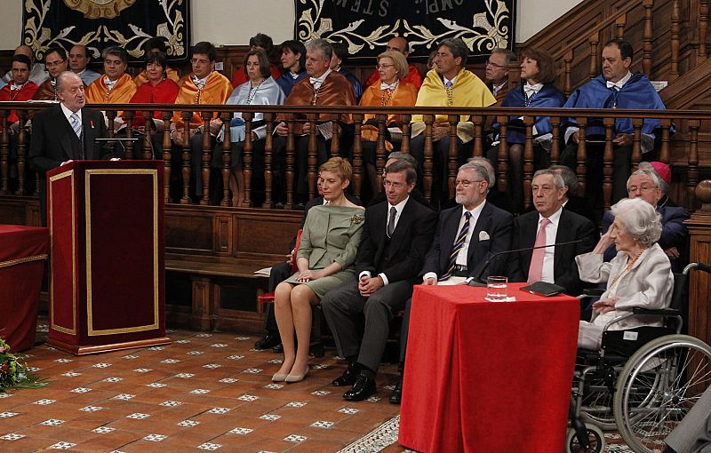 LA NOVELISTA ANA MARÍA MATUTE RECIBE EL PREMIO CERVANTES DE MANOS DEL REY