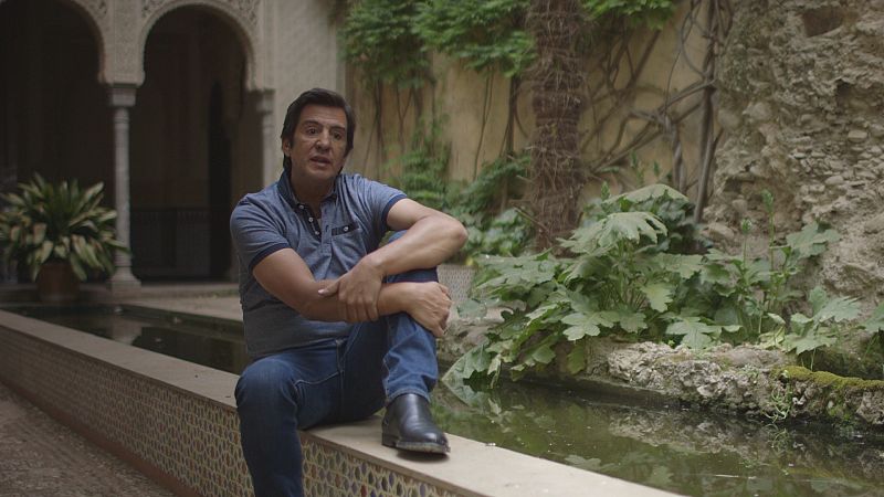 En los patios de la Alhambra granadina, el cantante Manolo Tena responde a la entrevista del documental