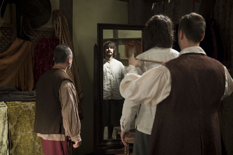 Sátur le regala a Gonzalo el traje de novio