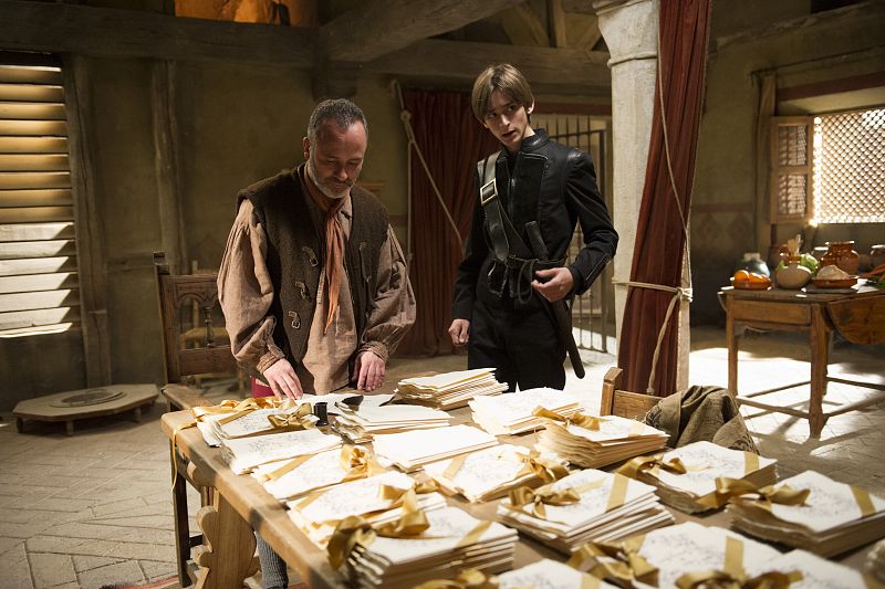 Sátur escribe las invitaciones de boda