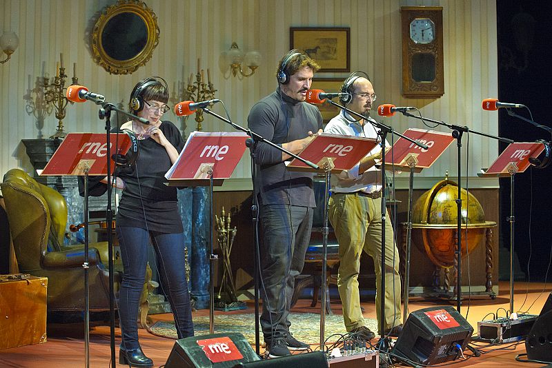 Inma Nieto (Mary), Sergio Peris-Mencheta (Sherlock Holmes) y Watson (Juan Suárez).