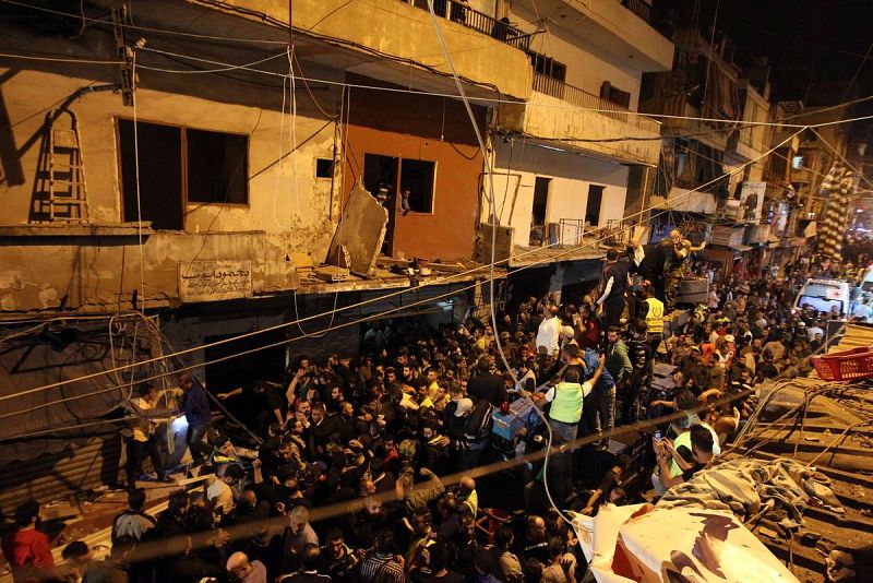 Destrozos en el exterior de una mezquita chií de Beirut a causa del doble atentado que ha dejado más de treinta muertos 