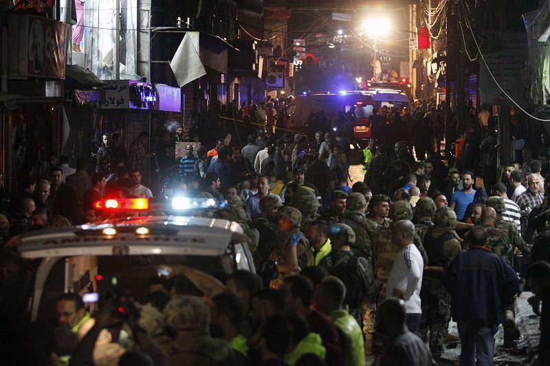 Decenas de personas se han agolpado en la zona donde dos terroristas suicidas han causado más de un centenar de heridos