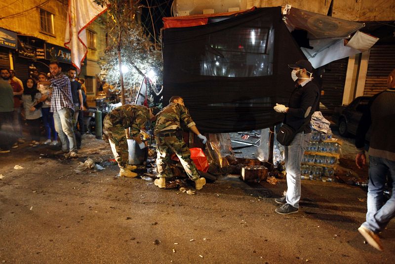 Expertos forenses del Ejército reúnen pruebas en el lugar del doble atentado en Beirut