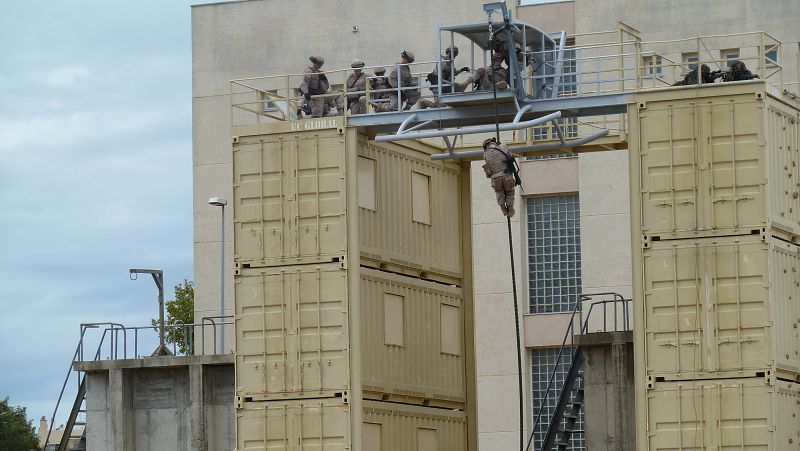 La Unidad de Fusiles avanza para rescatar a unos rehenes