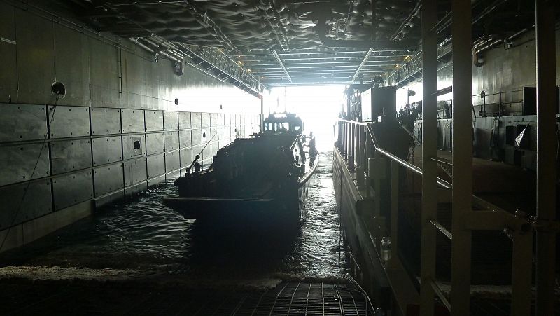 Entrando en el Buque de la Fuerzas Navales Holandesas