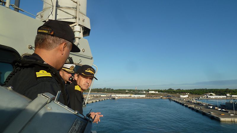 El Comandante del  Buque Juan Carlos I con su equipo