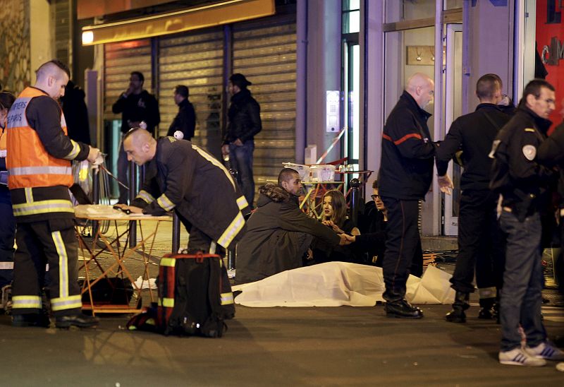 Los servicios de emergencia y varios cadáveres en torno al bar Le Carillon, uno de los escenarios de los tiroteos
