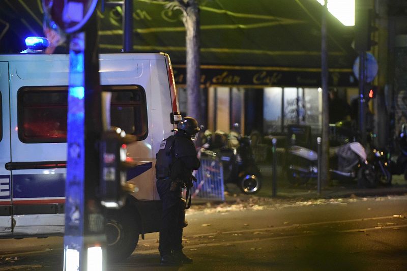 Un policía vigila en los exteriores de la sala de espectáculos Bataclan, objetivo de uno de los atentados de París