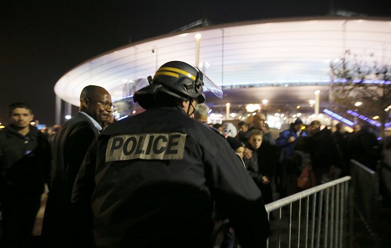 La policía evacúa el Estadio de Francia tras producirse varias explosiones en los alrededores