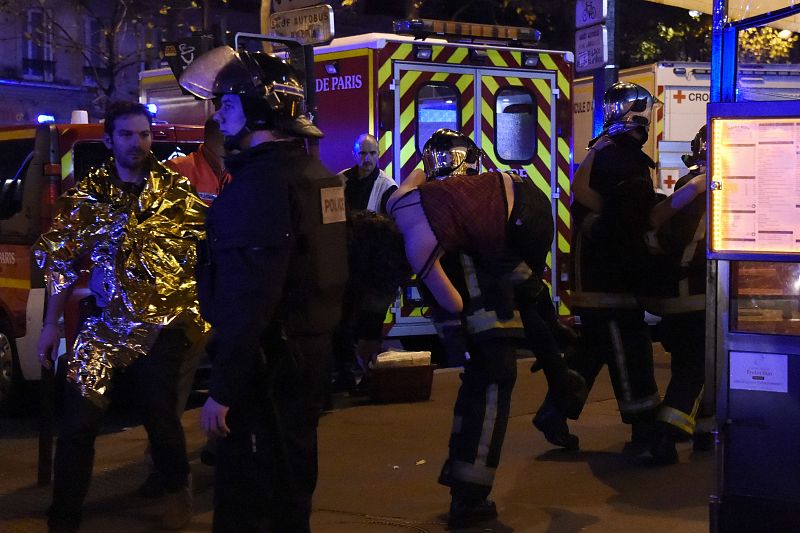 Una mujer es evacuada de las proximidades de la sala de conciertos Bataclan en el centro de París