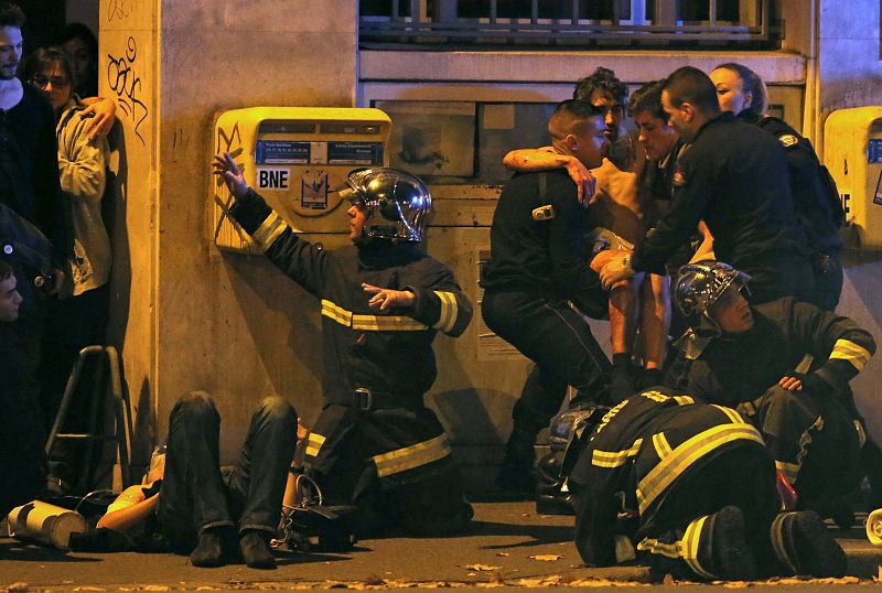 Equipos de bomberos atienden a varios heridos cerca de la sala de conciertos Bataclan