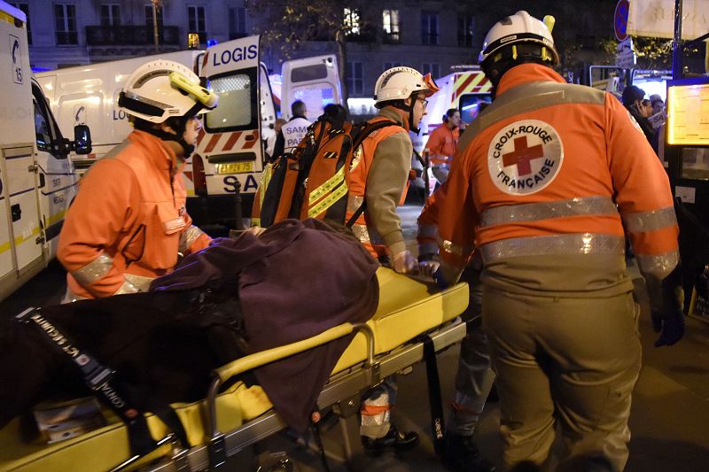 Equipos de la Cruz Roja trasladan a uno de los heridos cerca de la sala de conciertos Bataclan