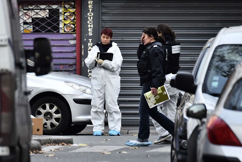 Una patrulla de forenses en el lugar de uno de los atentados del viernes por la noche