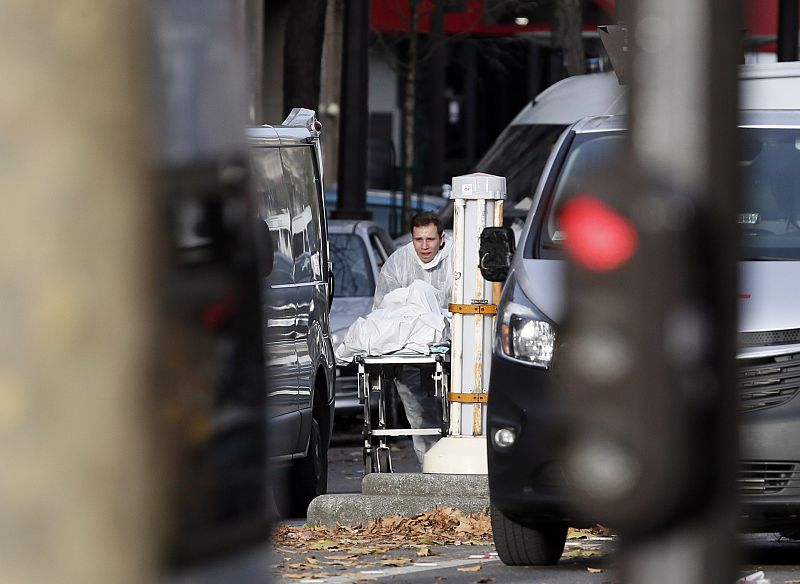 Los equipos forenses trasladan a una de las víctimas mortales de los atentados