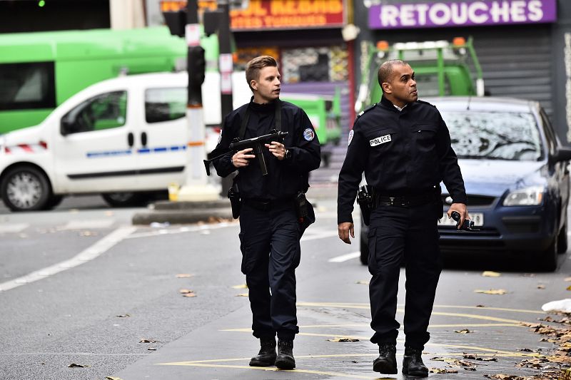 La policía francesa hace una ronda cerca de una de las escenas del crimen, la calle Charonne de París