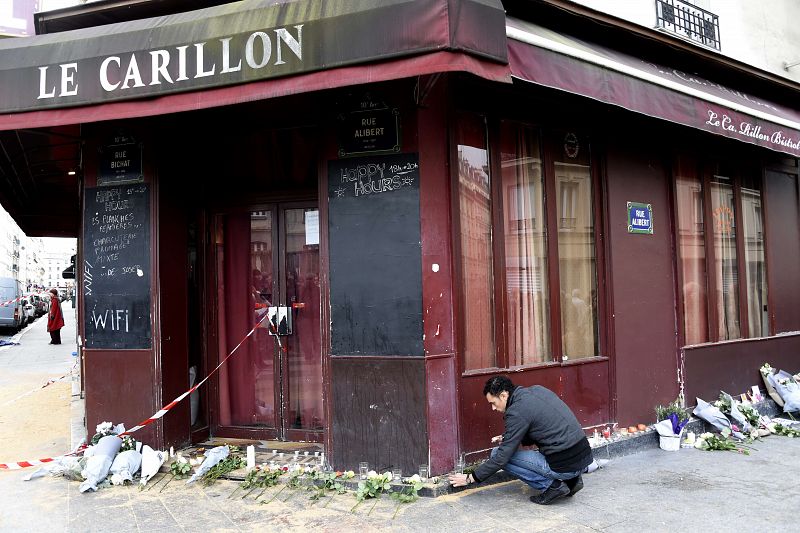 Homenaje delante del restaurante Carrillon, uno de los atacados la noche del viernes
