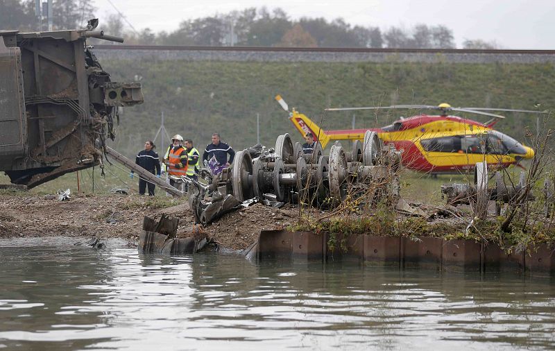 Los equipos de rescate buscan pruebas entre los restos del tren de alta velocidad (TGV) siniestrado en un túnel a las afueras de Eckwersheim, al este de Francia