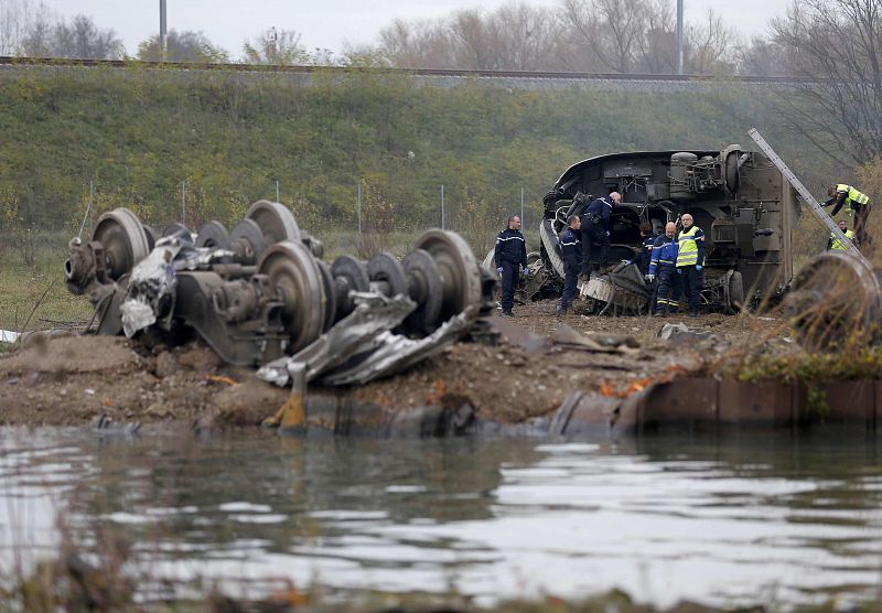 el tren volcó y parte de los vagones cayeron a un canal, antes de prenderse fuego.