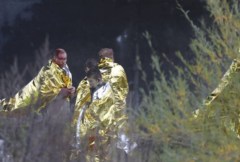 Los técnicos de pruebas que resultaron heridos han sido rescatados entre mantas térmicas
