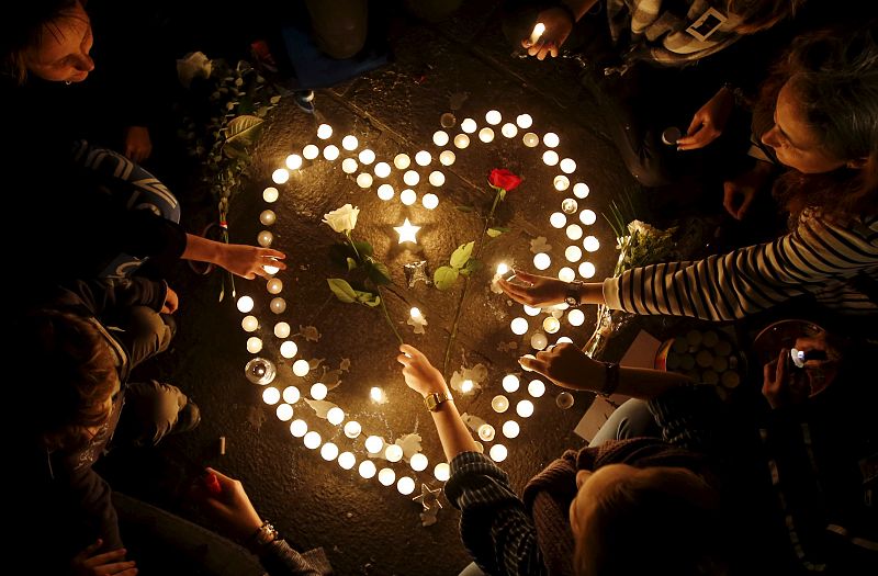 Los ciudadanos franceses representan con velas un corazón para pedir la paz tras los atentados de París