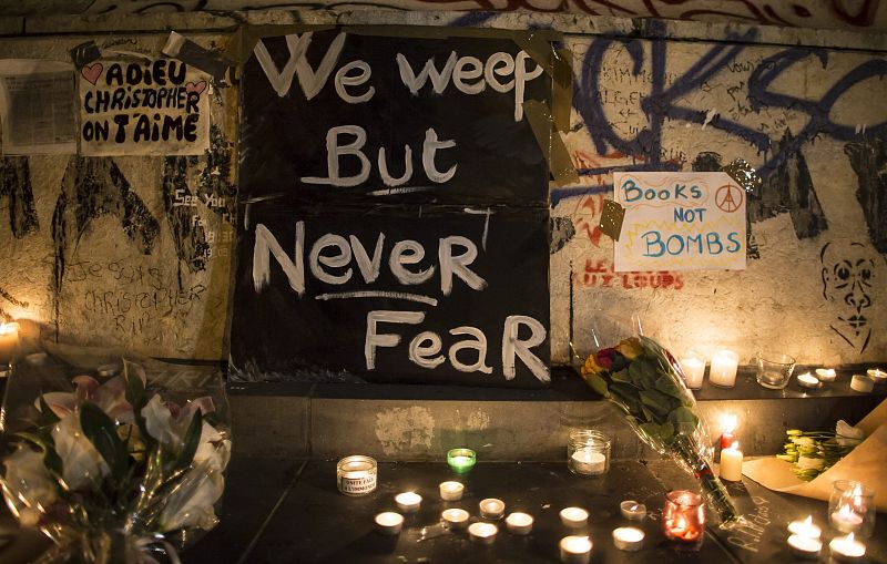 Un cartel que homenajea a las víctimas indica: "lloramos, pero nunca tendremos miedo"